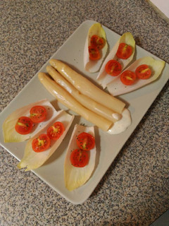 Una foto de Ensalada de endivias con espárragos y tomatitos cherry