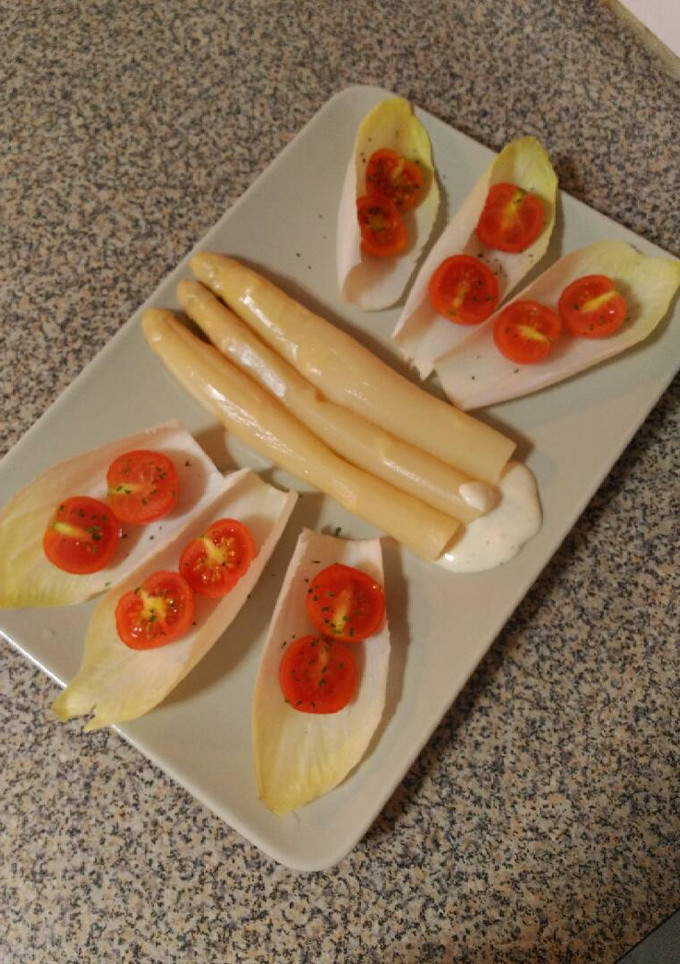 Una foto de Ensalada de endivias con espárragos y tomatitos cherry