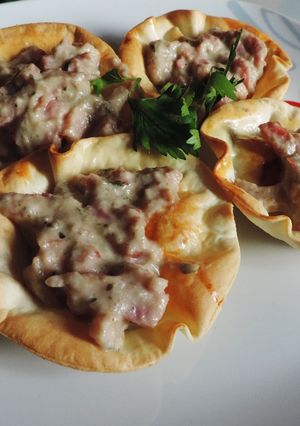 Una foto de Canastas con bacon y salsa de champiñones