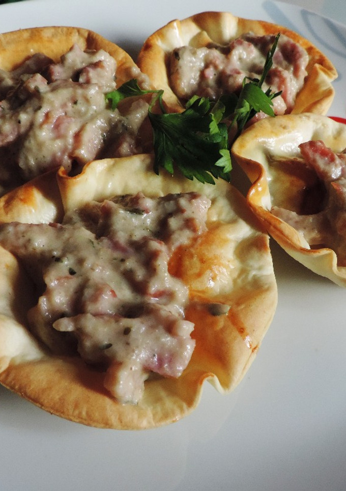 Una foto de Canastas con bacon y salsa de champiñones