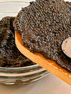 Una foto de Olivada de aceitunas negras