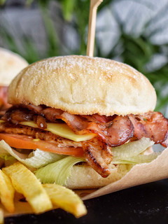 Una foto de Hamburguesa de Lomo al grill y Bacon 🥓