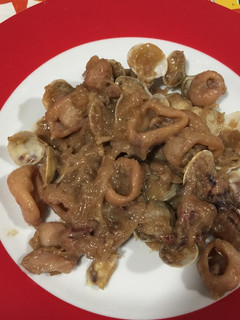 Una foto de Calamares con cebolla y almejas