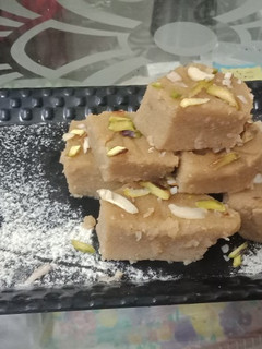 आटे की बर्फी (Aate ki barfi recipe in hindi) रेसिपी मुख्य फोटो