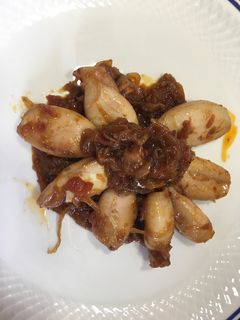 Una foto de Chipirones con cebolla