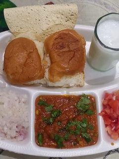 પાઉંભાજી -(pav bhaji recipe in Gujarati) રેસીપી મુખ્ય ફોટો