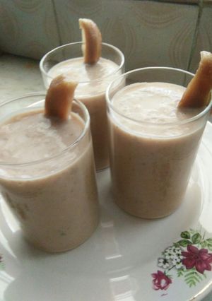 A picture of Banana chikoo milkshake.