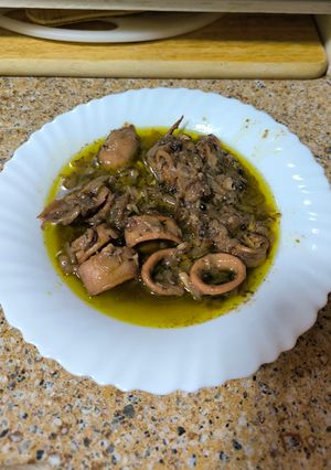 Una foto de Pota (calamares) encebollado
