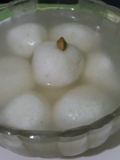 रसगुल्ले (Rasgulle recipe in Hindi) रेसिपी मुख्य फोटो