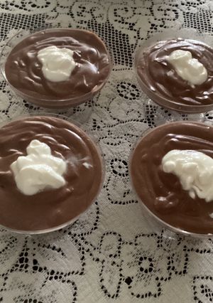 Una foto de Natilla de chocolate con nata