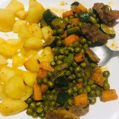 A picture of Potato vegetable mix in beefServes 5.