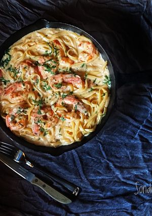 A picture of Creamy alfredo shrimp pasta.