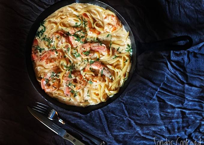 Creamy alfredo shrimp pasta