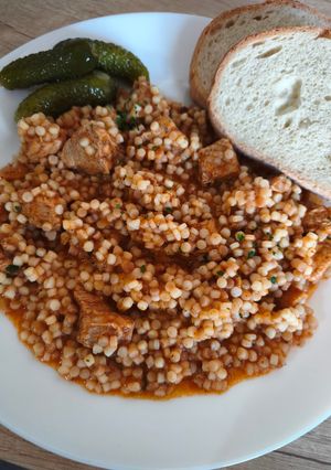Sertéspörkölt tarhonyával recept fotója