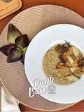 Risotto al carciofo, con crema al carciofo, fonduta di parmigiano e carciofi croccanti