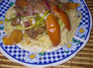Una foto de Tallarín saltado con tomatillo