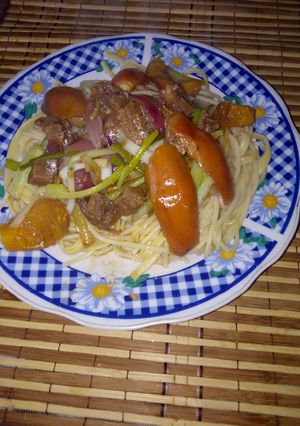 Una foto de Tallarín saltado con tomatillo