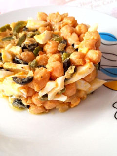Una foto de Ensalada con migas de bacalao y garbanzos