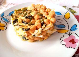 Una foto de Ensalada con migas de bacalao y garbanzos