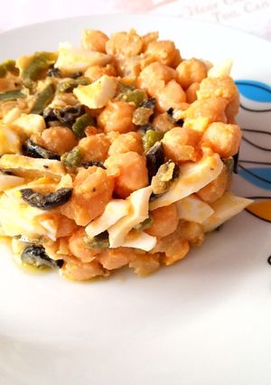 Una foto de Ensalada con migas de bacalao y garbanzos