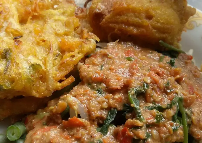 Langkah Mudah untuk Menyiapkan Pecel sayuran gorengan tahu isi &amp;amp; bakwan sayur yang Lezat