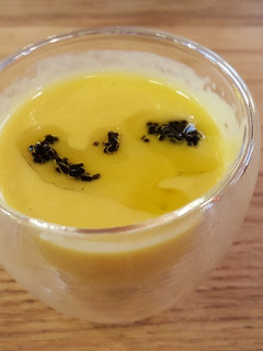 Una foto de Chupito de puerro y caviar