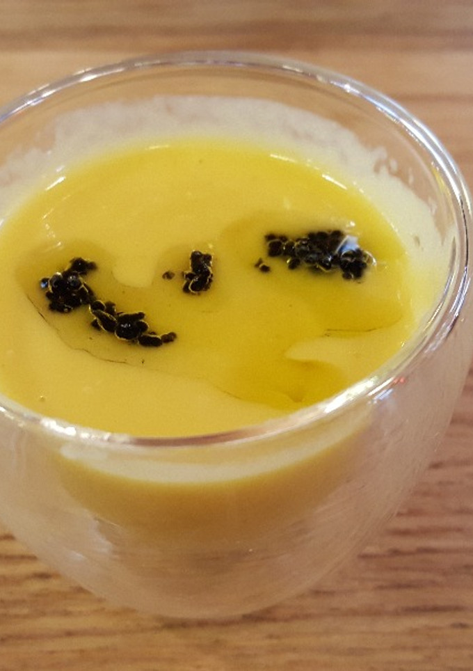 Una foto de Chupito de puerro y caviar