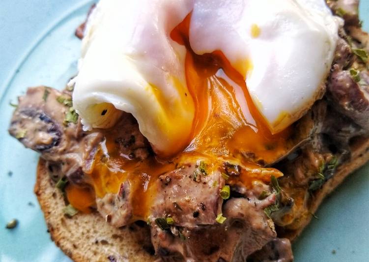 Creamy Garlic Mushrooms on Toast, (with a poached egg)