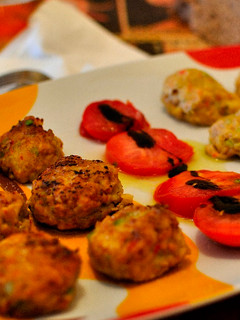 Una foto de Albóndigas de secreto de cerdo con aguacate