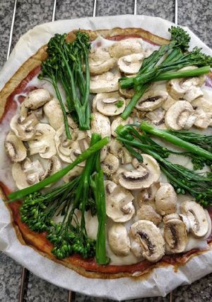 Una foto de Pizza carbonara falsa con base de pollo
