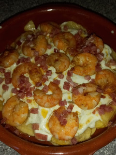 Una foto de Patatas con langostinos y alioli (papas arrieras)