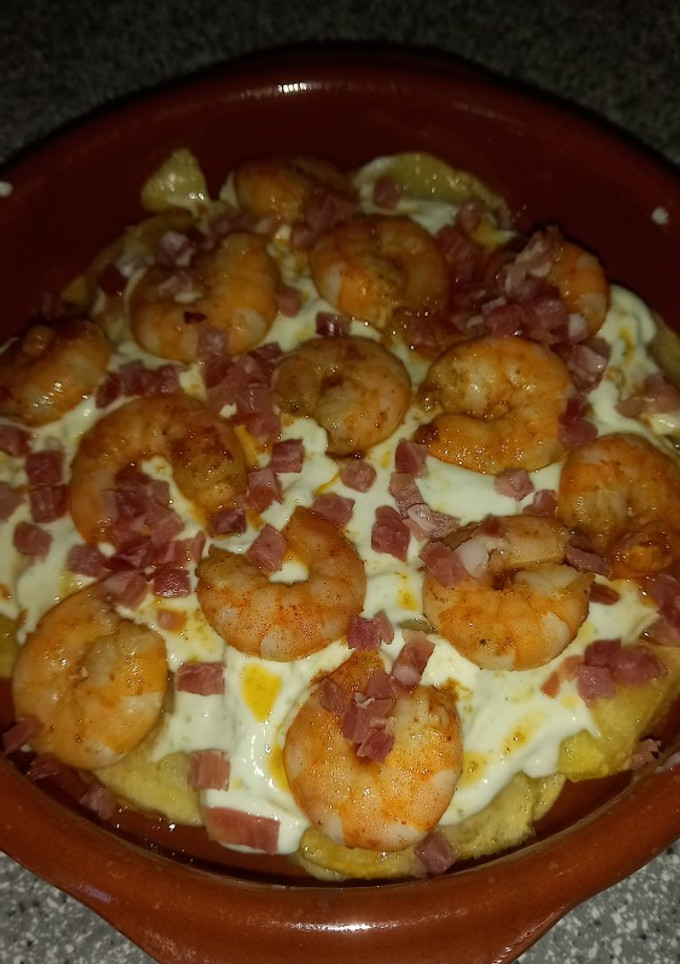 Una foto de Patatas con langostinos y alioli (papas arrieras)