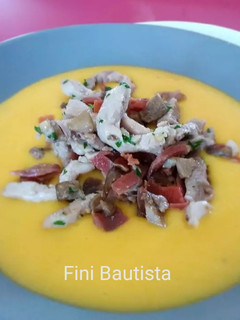 Una foto de Crema de zanahoria con cinta de lomo
