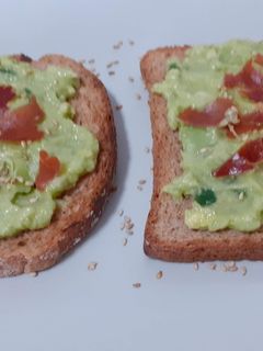 Una foto de Tostas de guacamole y chip de jamón