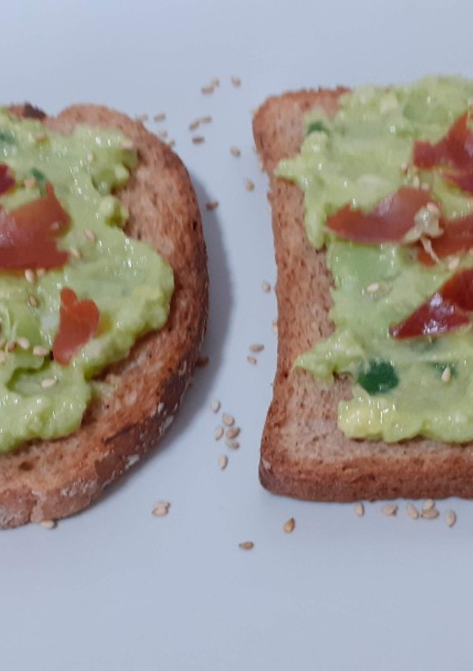 Una foto de Tostas de guacamole y chip de jamón