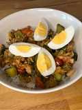 Arroz con salteado de verduras, atún y huevo