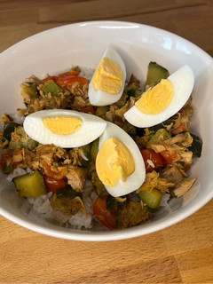 Una foto de Arroz con salteado de verduras, atún y huevo