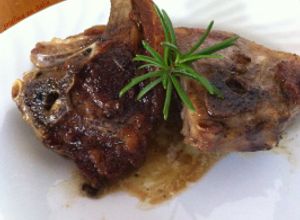 Una foto de Costillas de cordero en salsa de anchoas/Costolette d’agnello in salsa di acciughe