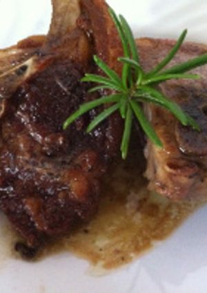 Una foto de Costillas de cordero en salsa de anchoas/Costolette d’agnello in salsa di acciughe