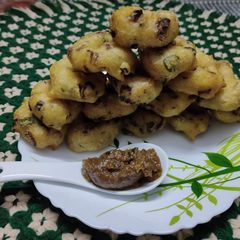 Onion vada with ginger garlic chutney A picture of Onion vada with ginger garlic chutney.