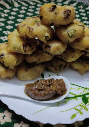 A picture of Onion vada with ginger garlic chutney.