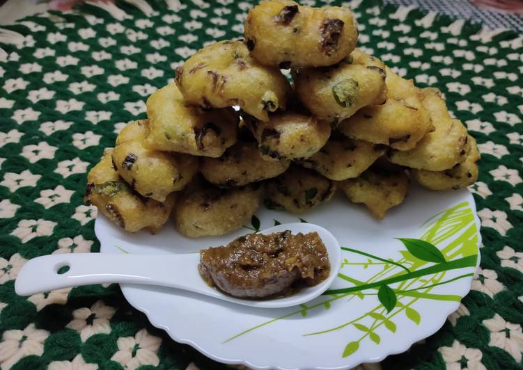 Any-night-of-the-week Onion vada with ginger garlic chutney
