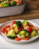 Camarones gratinados con brócoli, zanahorias y tomates cherry