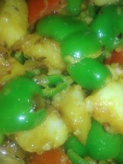 शिमला मिर्च टमाटर आलू की सूखी सब्जी (shimla mirch tamatar aloo ki sabzi recipe in Hindi) रेसिपी मुख्य फोटो