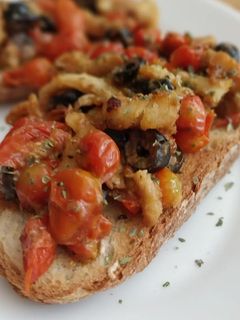 Una foto de Tosta de bacalao, ajo escalivado y tomates cherry con mostaza