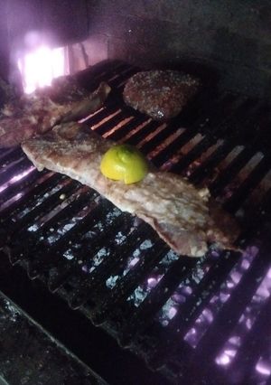 Una foto de Asado a la parrilla de manta con ajo al limón
