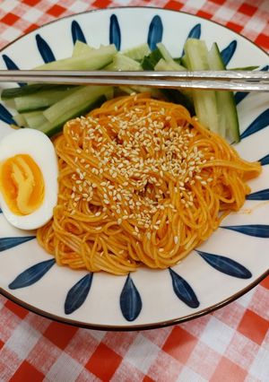 Bibim Guksu (koreai hideg csípős tészta) recept fotója
