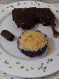 Pato al burdeos y chocolate con tartaletas de patatas violetas