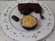 Una foto de muslo de pato al horno