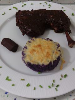 Una foto de Pato al burdeos y chocolate con tartaletas de patatas violetas